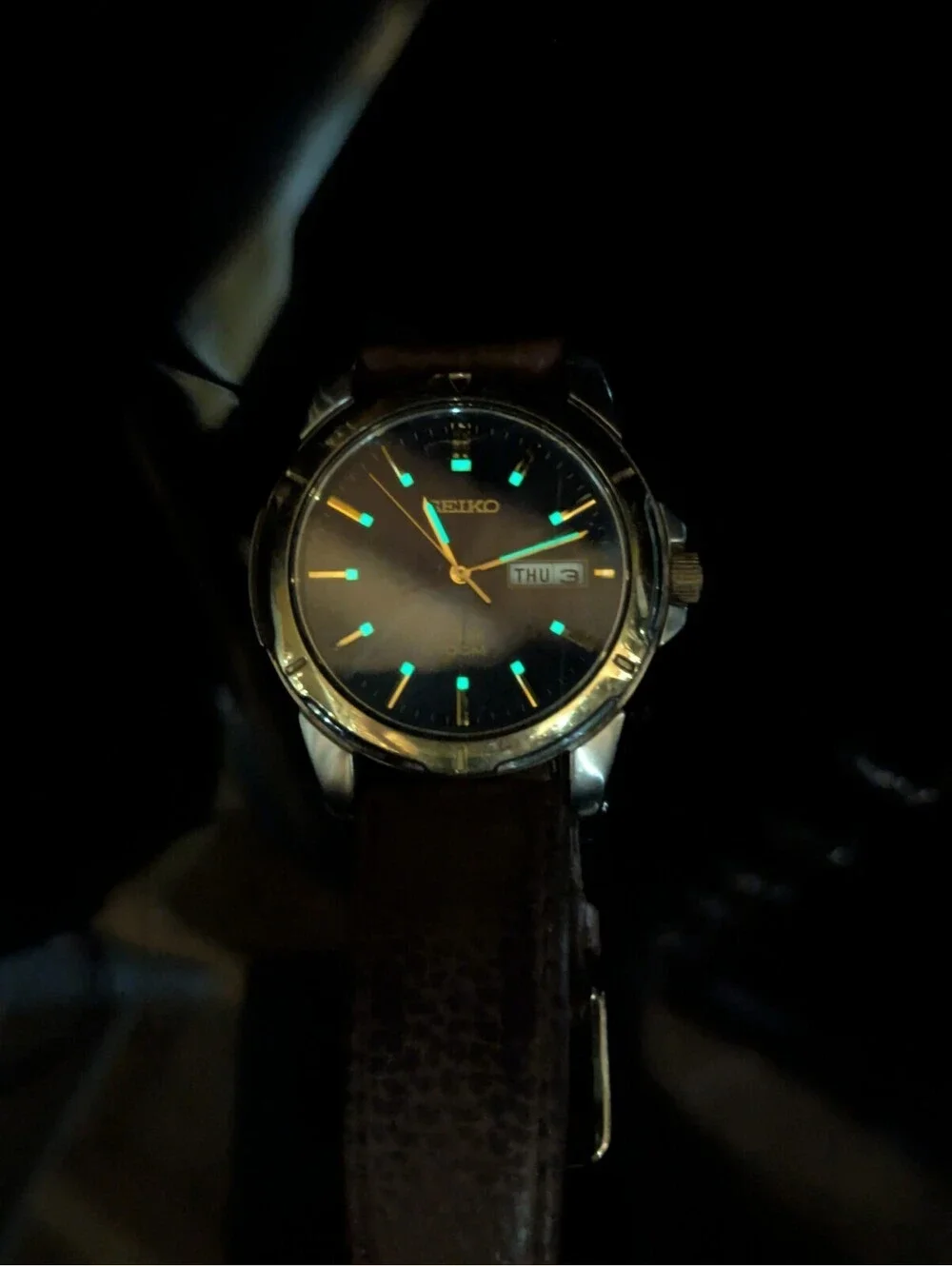Seiko Solar 100M Men’s Wrist Watch 38MM Day/Date Blue Dial V158-0AD0 Glows Works